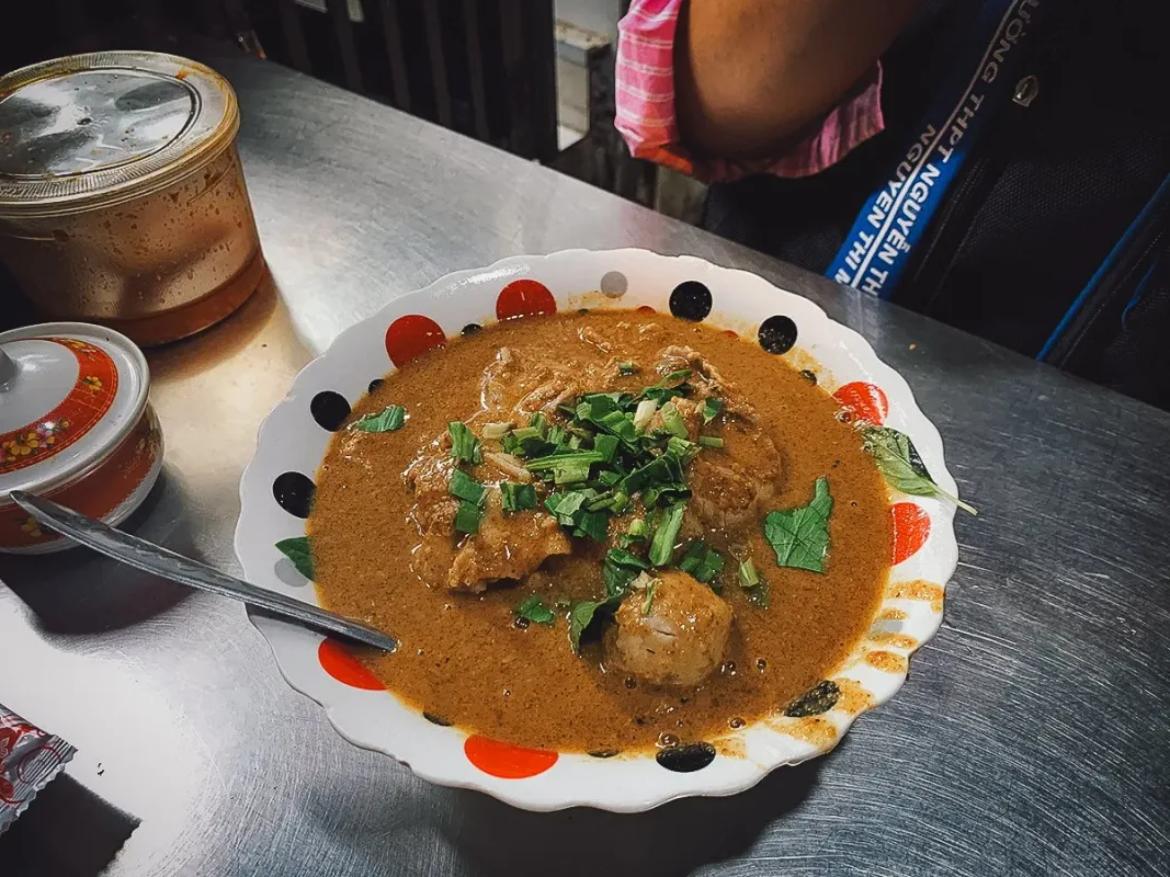 Lang Thang Quận 5: Ẩm Thực Ngõ Nhỏ Chợ Lớn Khiến Lòng Người Say