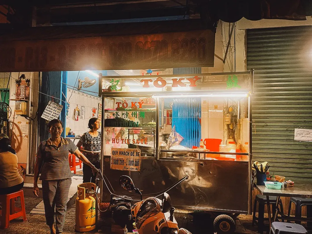Lang Thang Quận 5: Ẩm Thực Ngõ Nhỏ Chợ Lớn Khiến Lòng Người Say