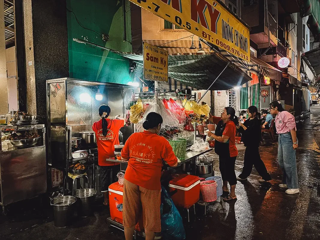 Lang Thang Quận 5: Ẩm Thực Ngõ Nhỏ Chợ Lớn Khiến Lòng Người Say