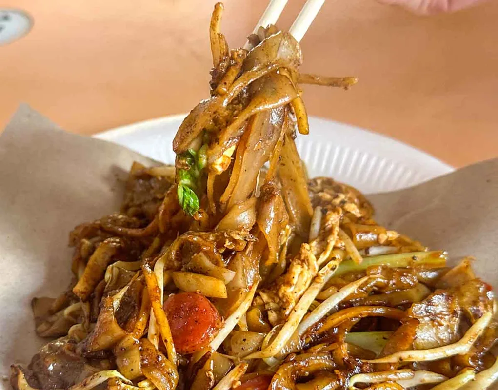 Lao Fu Zi Fried Kway Teow: Char Kway Teow MICHELIN Tại Old Airport Road, Singapore
