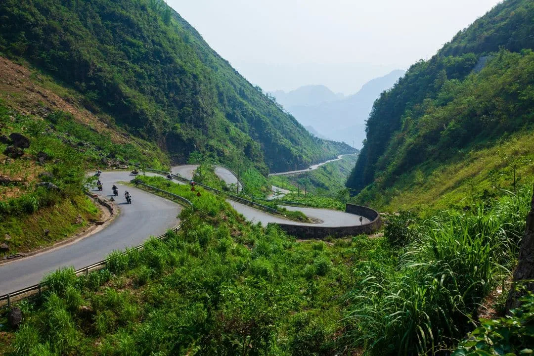 Lịch Trình 2 Tuần Khám Phá Việt Nam: Du Lịch Chậm Hay Lộ Trình Cổ Điển?