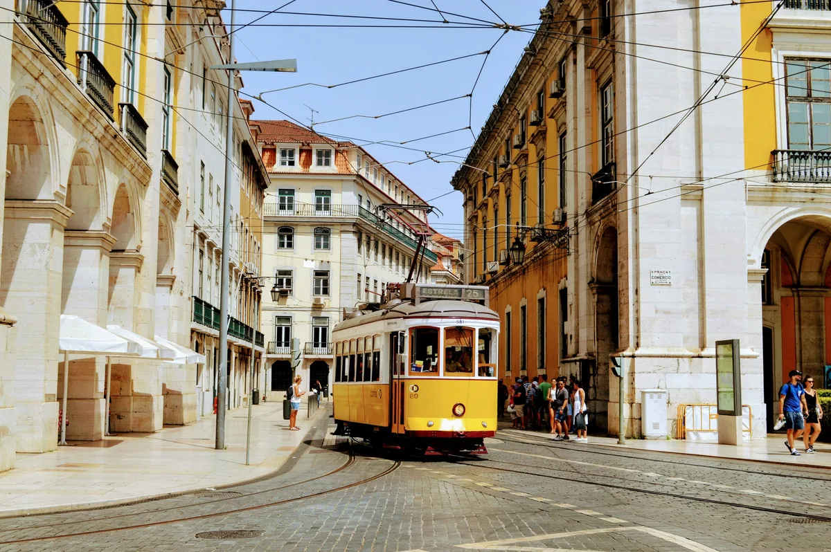 Lisbon Hay Porto: Điểm Đến Nào Hấp Dẫn Hơn Cho Dân Phượt?