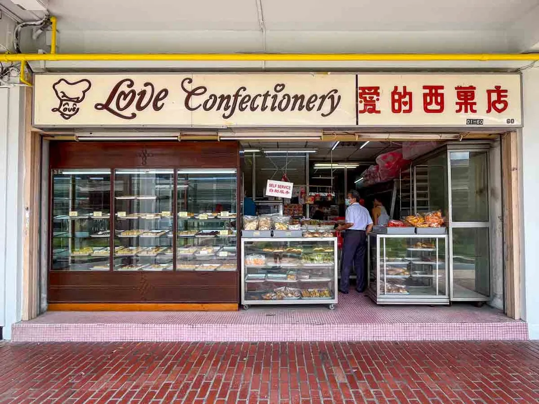 Love Confectionery: Tiệm Bánh Cổ Điển Với Bánh Kem Nhiều Màu Và Bánh Ngọt 0.70 USD