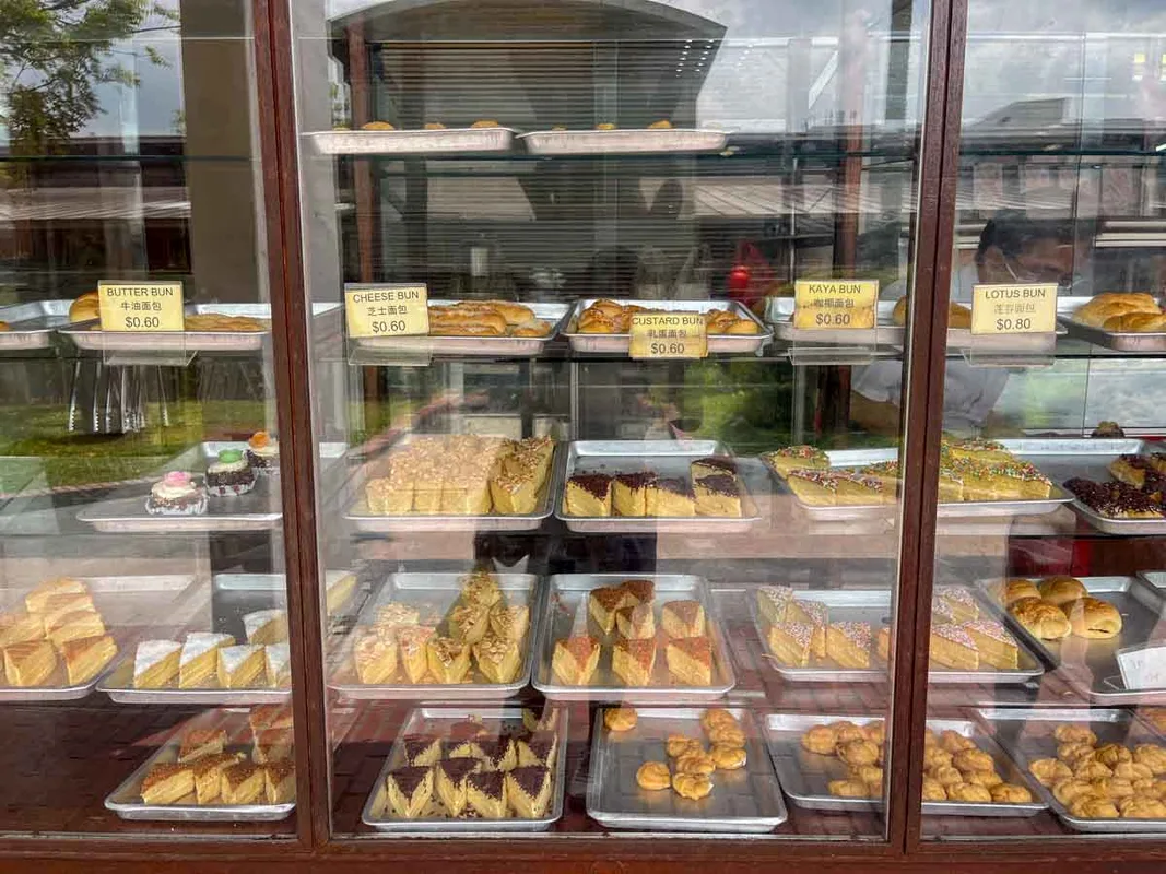 Love Confectionery: Tiệm Bánh Cổ Điển Với Bánh Kem Nhiều Màu Và Bánh Ngọt 0.70 USD