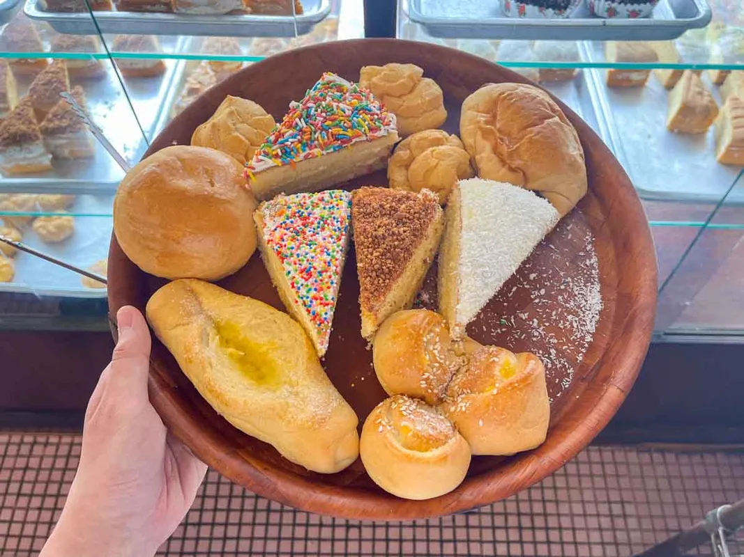 Love Confectionery: Tiệm Bánh Cổ Điển Với Bánh Kem Nhiều Màu Và Bánh Ngọt 0.70 USD