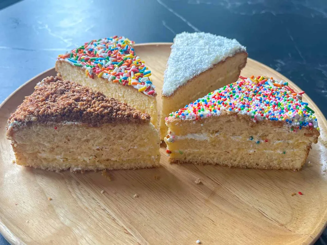 Love Confectionery: Tiệm Bánh Cổ Điển Với Bánh Kem Nhiều Màu Và Bánh Ngọt 0.70 USD