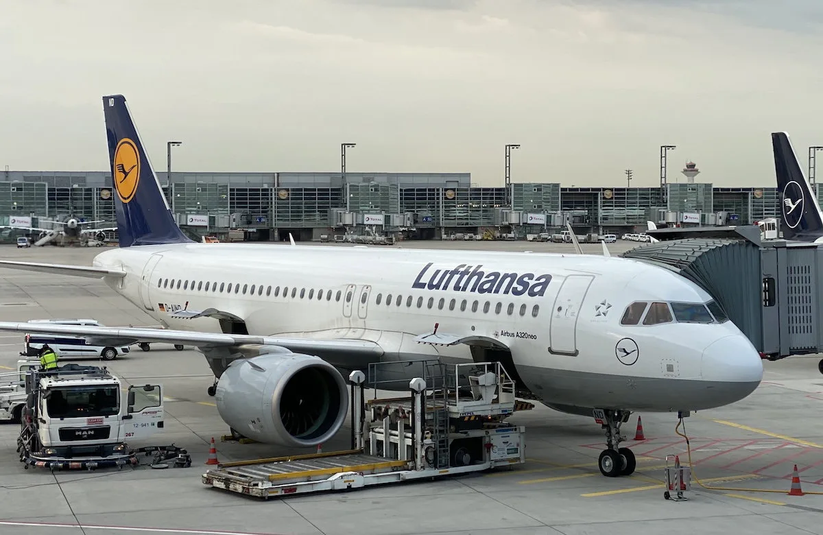 Lufthansa Ra Mắt Đồng Phục Nhân Viên Mới: Thiết Kế Từ Hugo Boss
