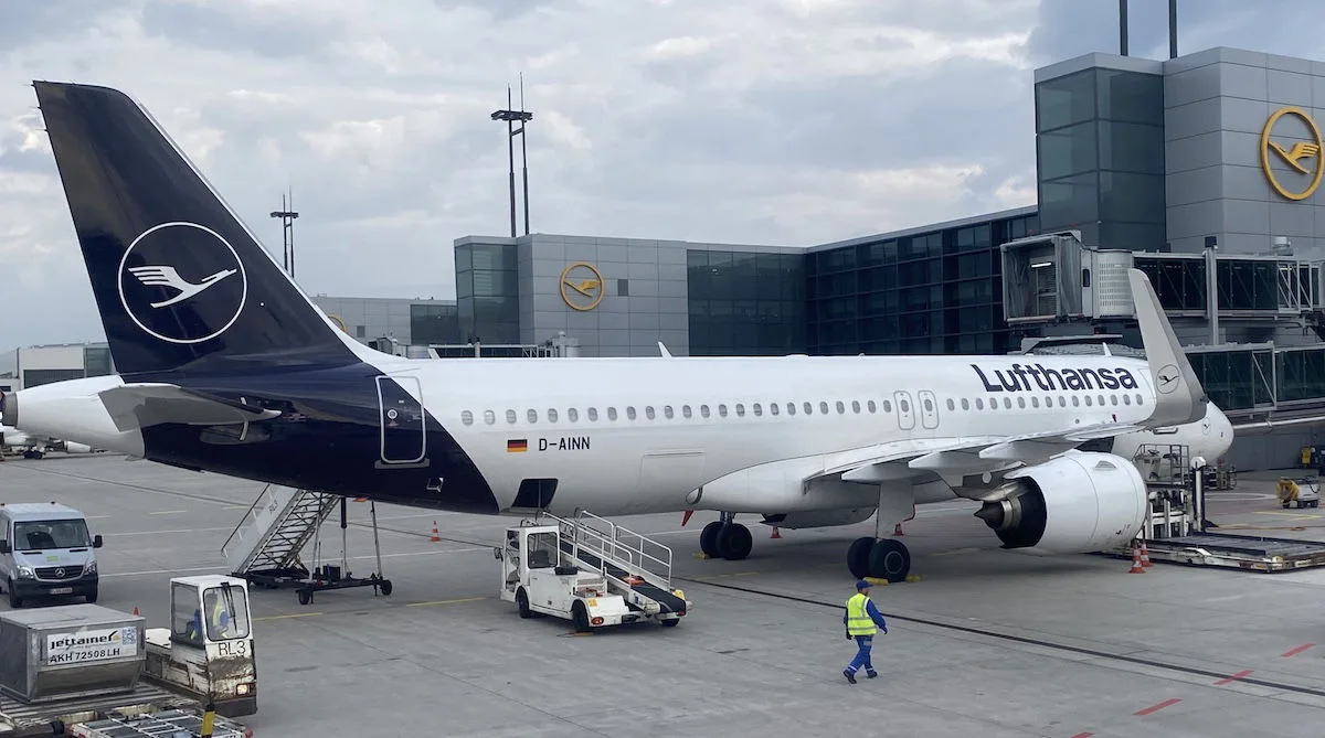 Lufthansa Ra Mắt Đồng Phục Nhân Viên Mới: Thiết Kế Từ Hugo Boss