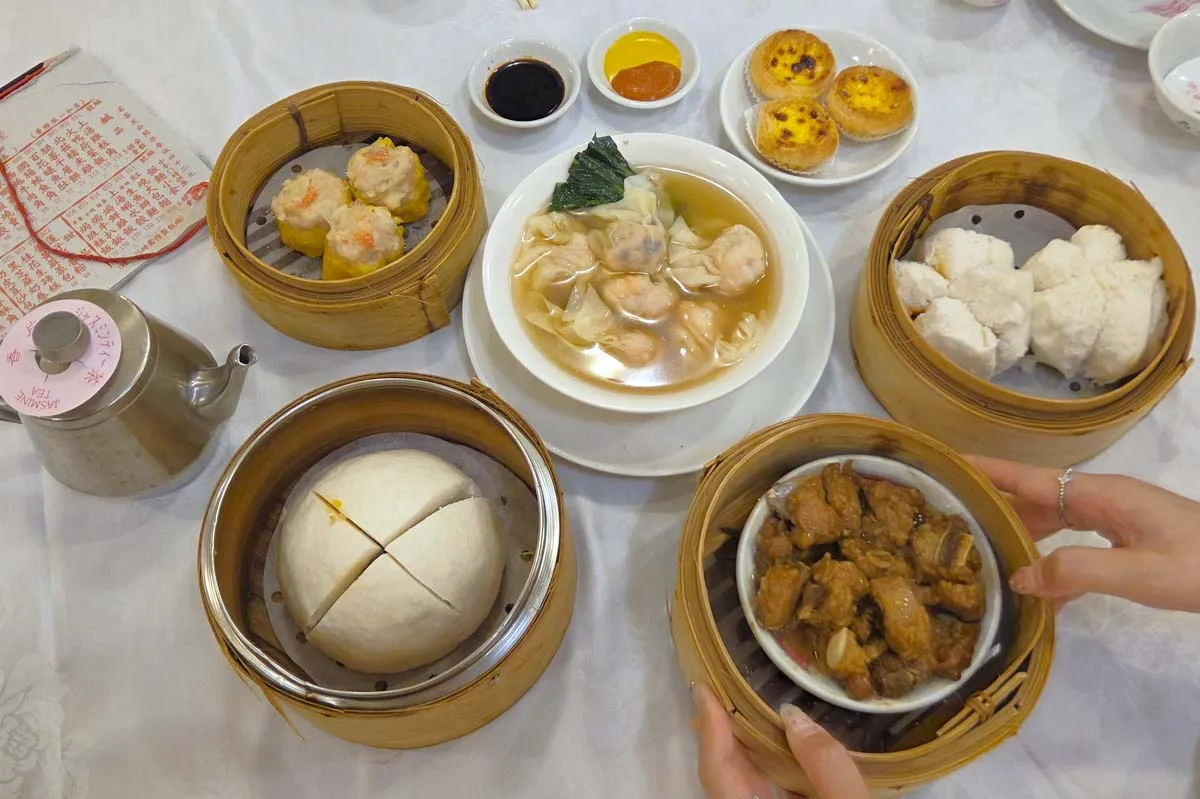 Luk Yu Tea House: Quán Trà 93 Năm Tuổi Đầy Hương Vị Dim Sum Tại Hong Kong