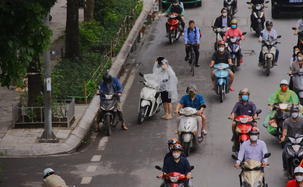 Mùa Mưa ở Việt Nam: Mẹo Sinh Tồn Không Thể Bỏ Qua