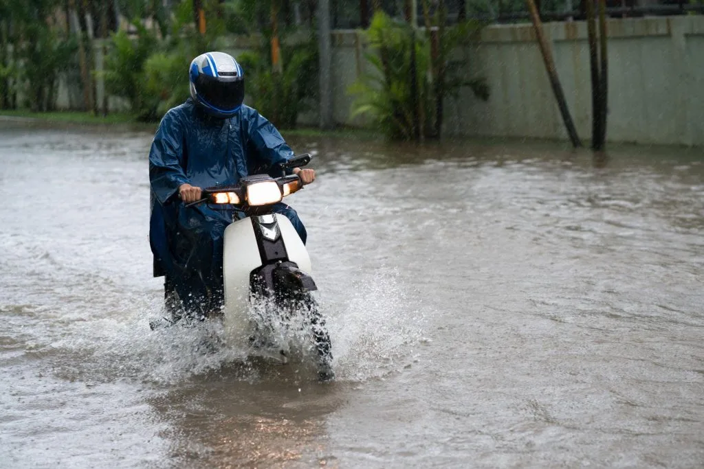 Mùa Mưa ở Việt Nam: Mẹo Sinh Tồn Không Thể Bỏ Qua