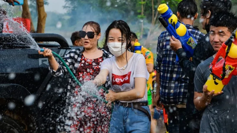 Mừng Năm Mới Thái Lan: Ngày Hội Nước Songkran Nhộn Nhịp