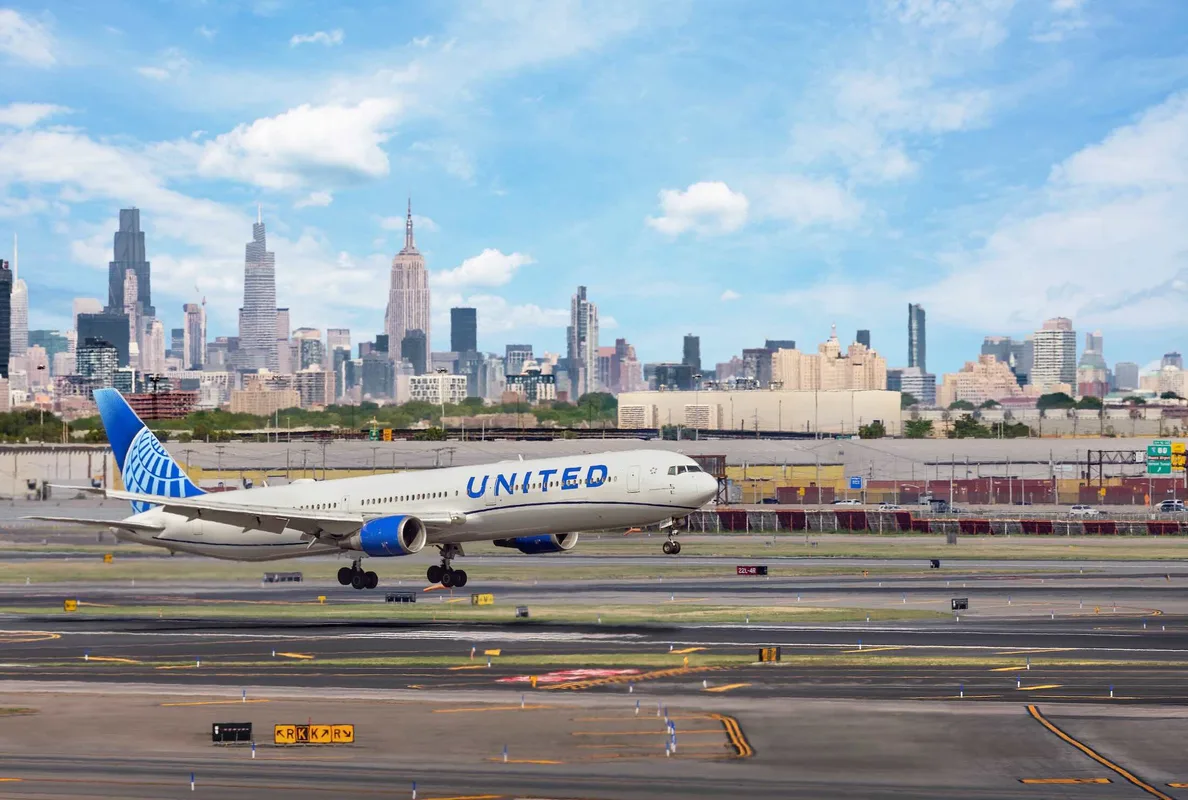 Nguyên Nhân Khiến Vé Máy Bay Của United Airlines Luôn Thấp Hơn Mong Đợi