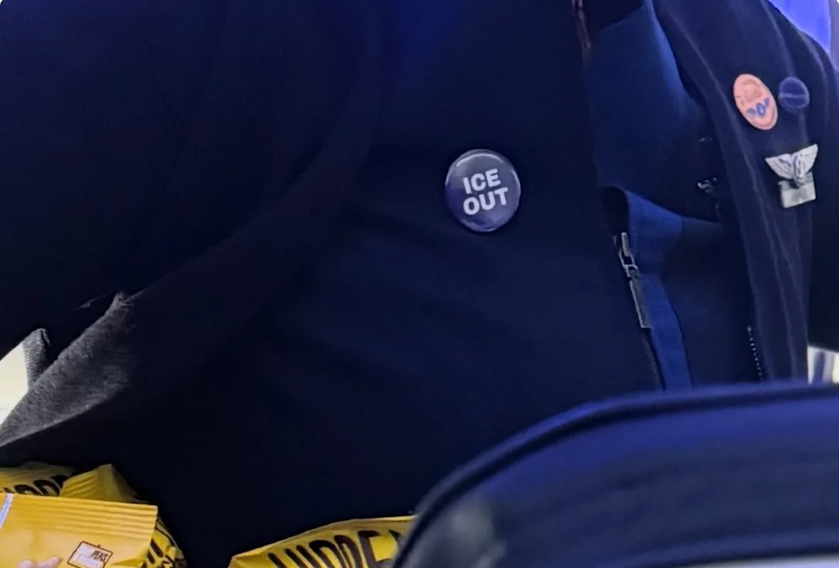 Nhân Viên Alaska Airlines Đeo Pin “ICE OUT”, Gây Ra Cuộc Tranh Luận Chính Trị Trong Cabin