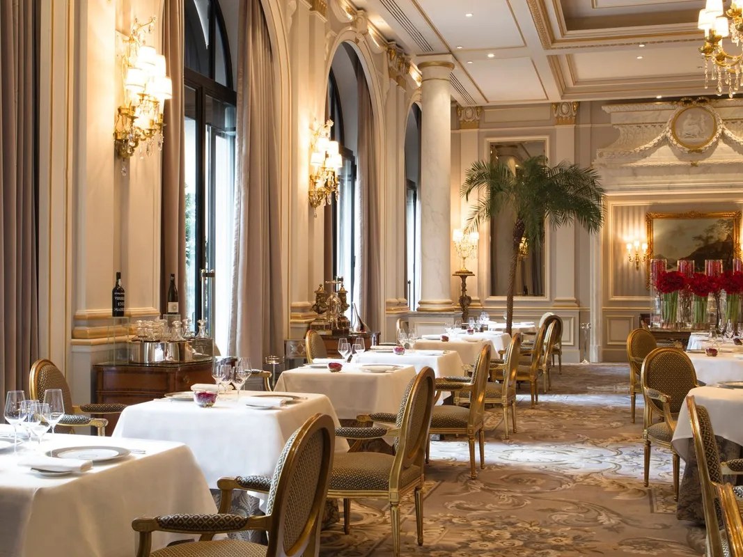 Ở Paris, Nhất Định Phải Ở Gần Tháp Eiffel!
