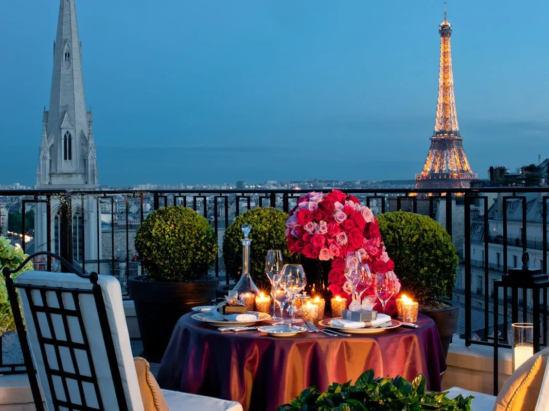 Ở Paris, Nhất Định Phải Ở Gần Tháp Eiffel!