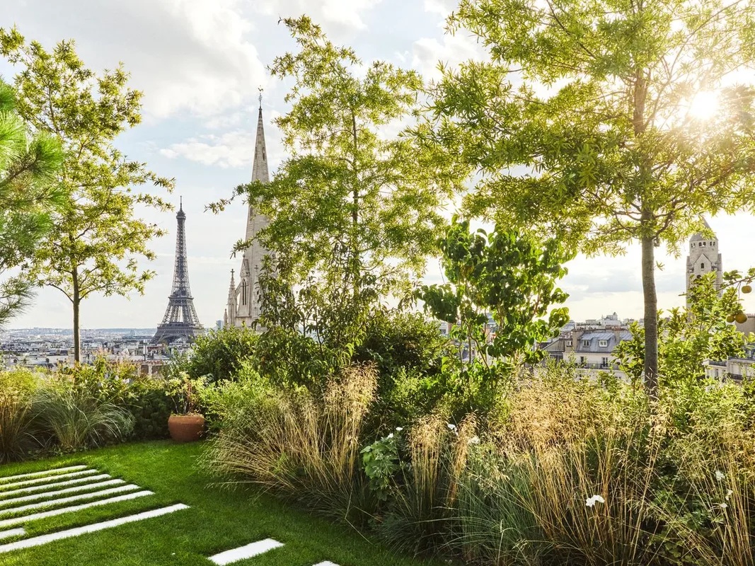 Ở Paris, Nhất Định Phải Ở Gần Tháp Eiffel!