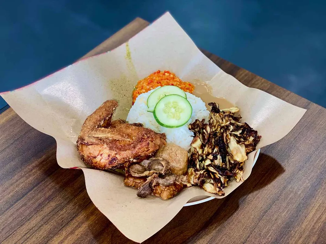 Ole Ayam Gepuk: Khám Phá Món Ayam Gepuk Với Hương Vị Hạt Phỉ Tại Kuala Lumpur