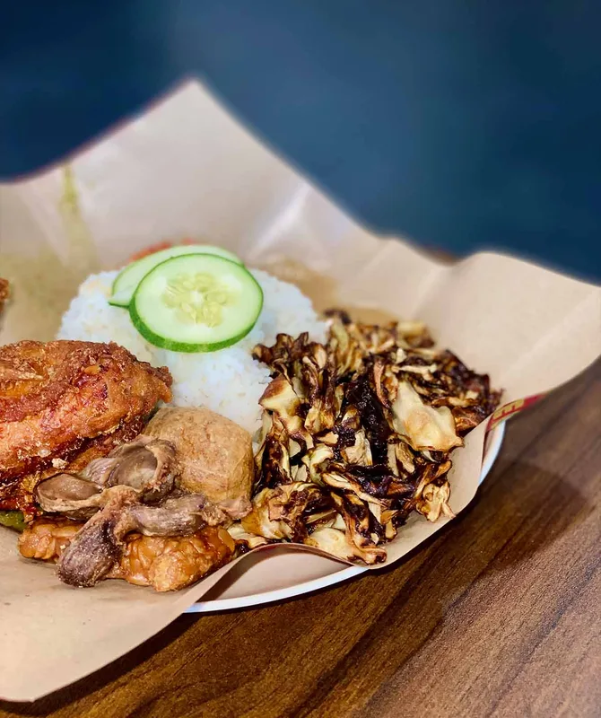 Ole Ayam Gepuk: Khám Phá Món Ayam Gepuk Với Hương Vị Hạt Phỉ Tại Kuala Lumpur