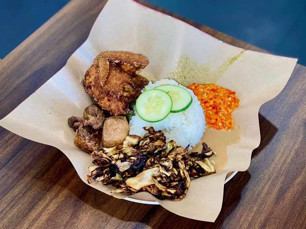 Ole Ayam Gepuk: Khám Phá Món Ayam Gepuk Với Hương Vị Hạt Phỉ Tại Kuala Lumpur