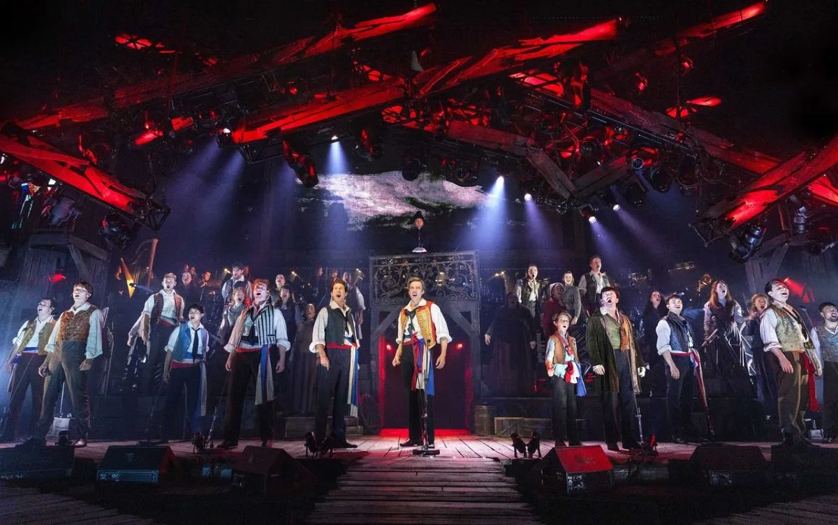 Phá Vỡ Khuôn Khổ: Les Misérables Vở Diễn Đặc Biệt Tại Sands Theatre