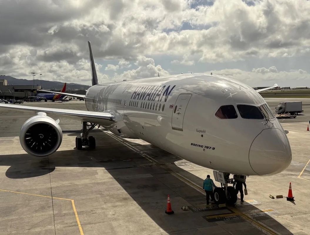 Phi Công Hawaiian Airlines Phải Cạo Râu, Kết Thúc Quy Định Hiếm Có