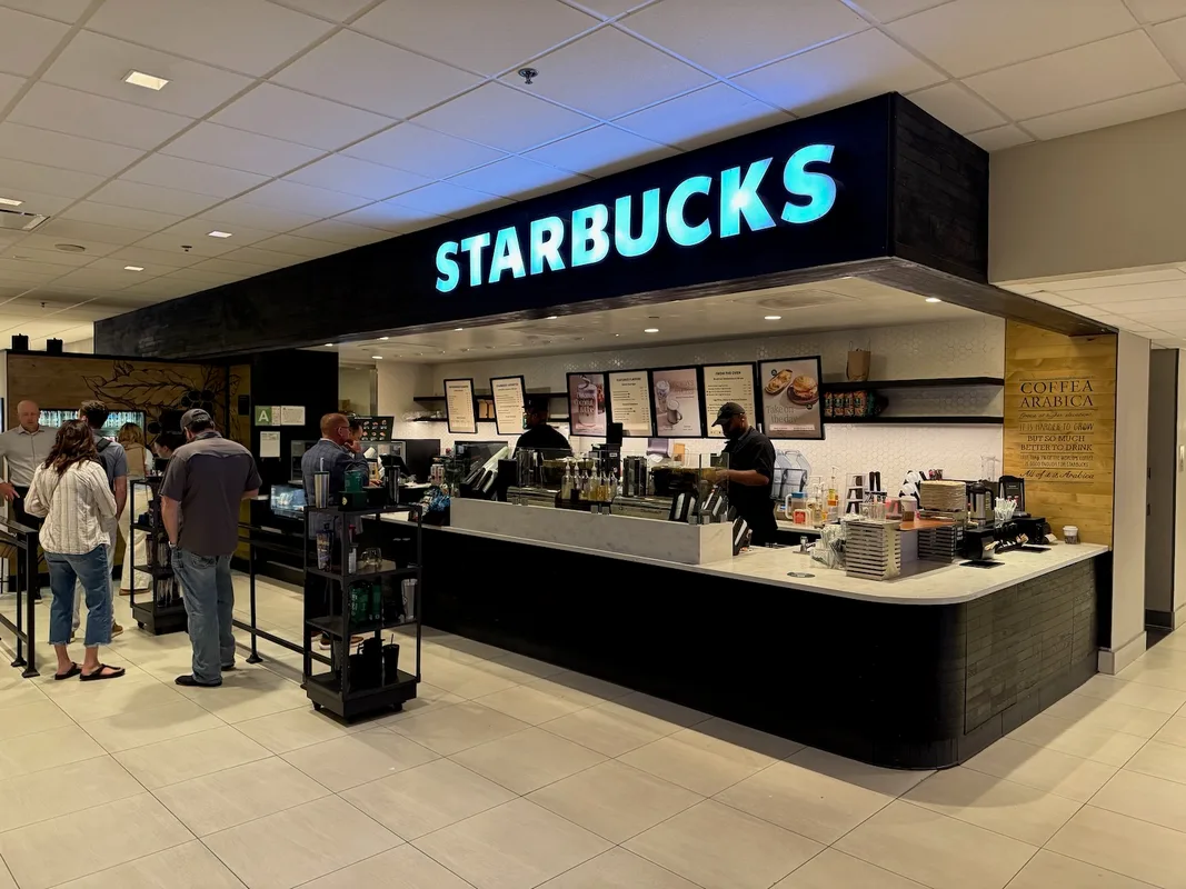 Pilot Bị Mắc Dây Chuyền Starbucks, Chuyến Bay American Airlines Bị Đình Trệ