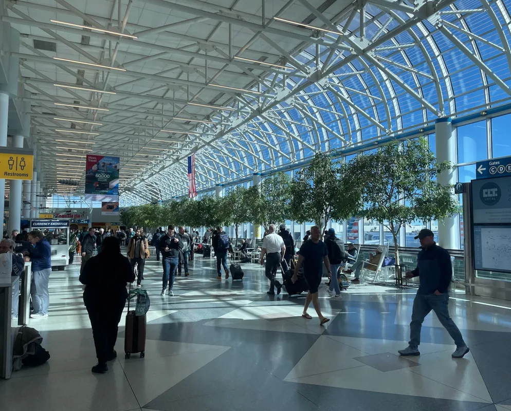 Pilot Bị Mắc Dây Chuyền Starbucks, Chuyến Bay American Airlines Bị Đình Trệ