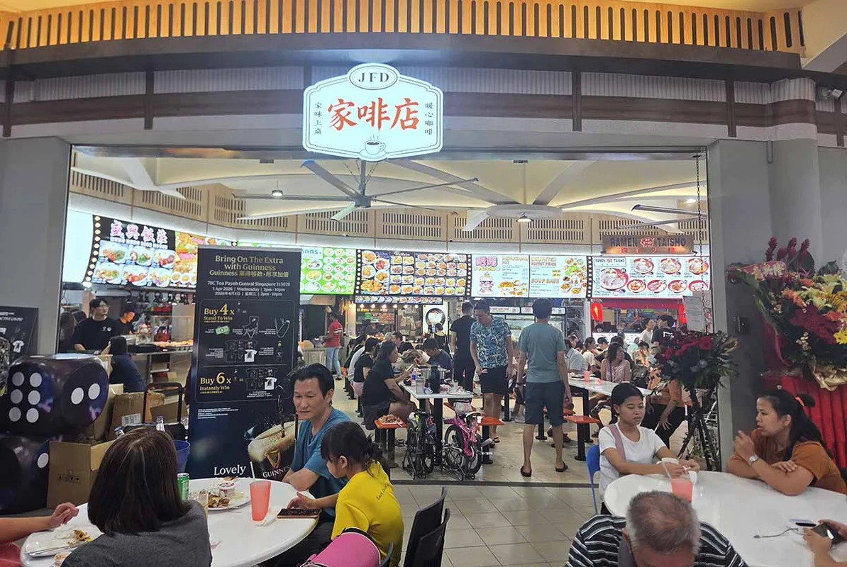 Quán cà phê mới có 10 quầy, mì ramen, lok lok 1 đô và món ăn Michelin Bib Gourmand