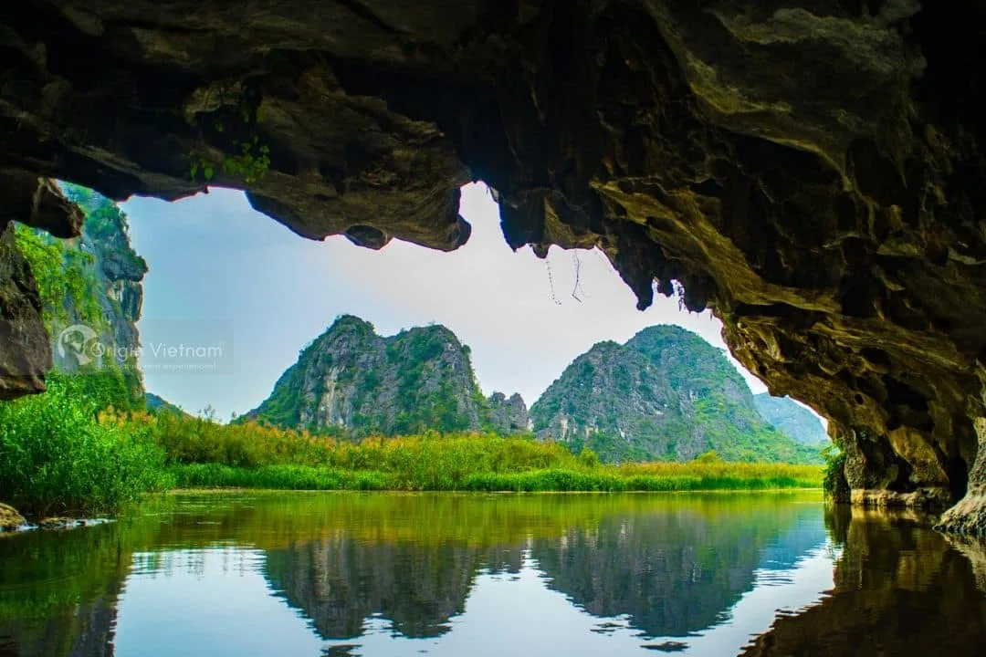 So Sánh Ninh Bình và Vịnh Hạ Long: Điểm Đến Nào Thích Hợp Hơn Cho Bạn?