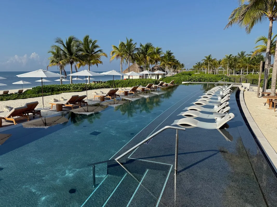 St. Regis Hotels & Resorts: Đẳng Cấp Hay Chỉ Là Thương Hiệu Hỗn Hợp?