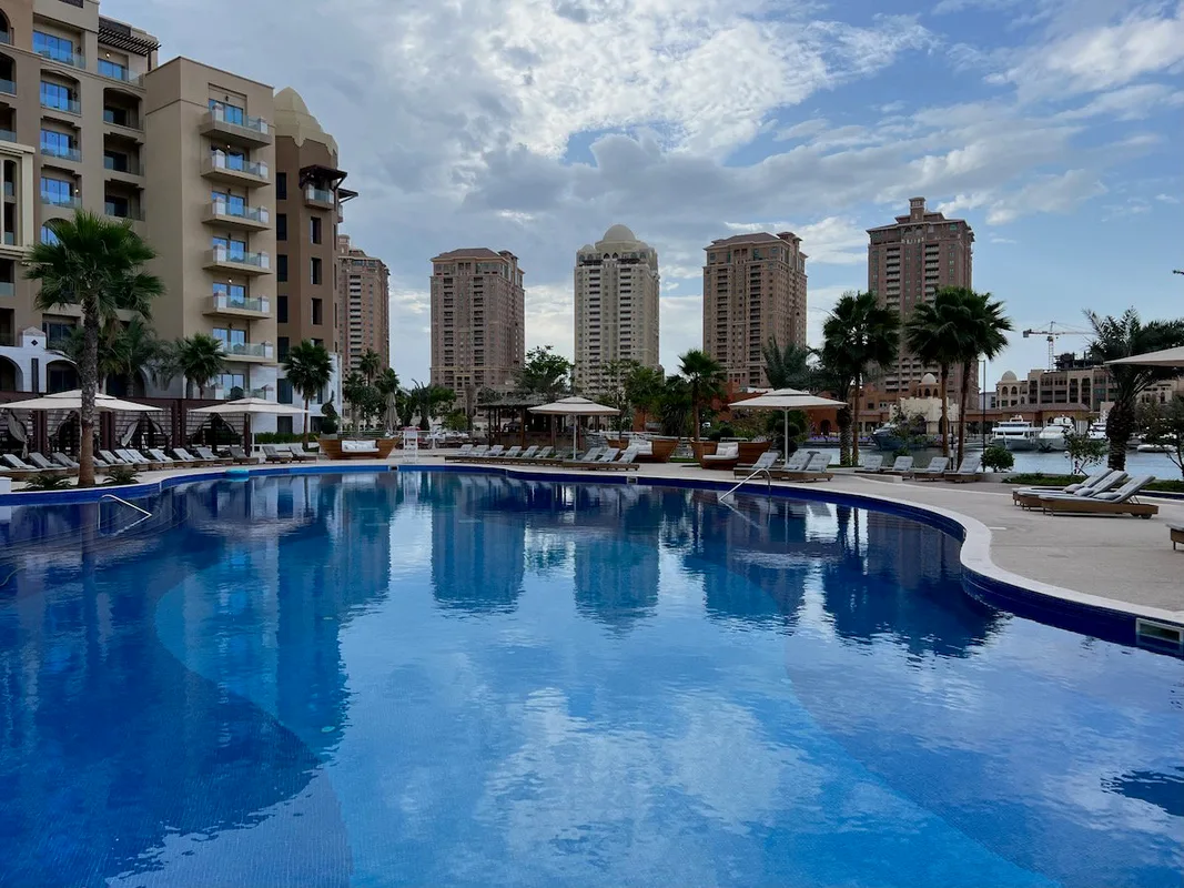 Sự Cố Đáng Tiếc Tại Ritz-Carlton Doha: Câu Chuyện Của Một Cặp Đôi Anh Quốc