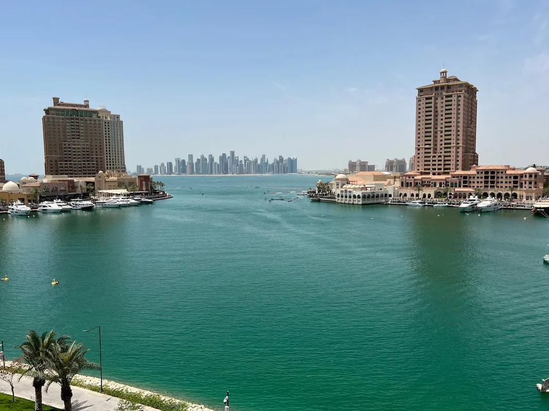 Sự Cố Đáng Tiếc Tại Ritz-Carlton Doha: Câu Chuyện Của Một Cặp Đôi Anh Quốc