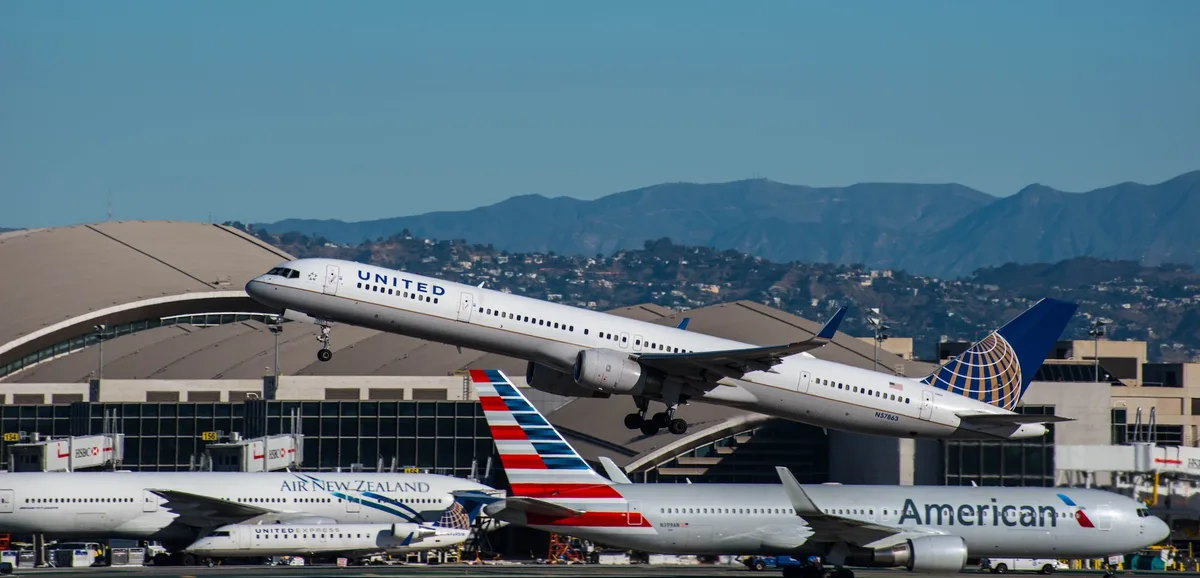 Sự Hợp Nhất Giữa United Airlines và American Airlines: Có Nên Hay Không?