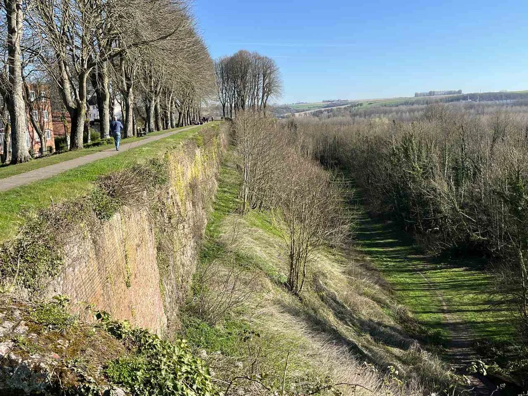 Tản bộ giữa hai thị trấn ven biển Montreuil-sur-Mer và Boulogne, Pháp