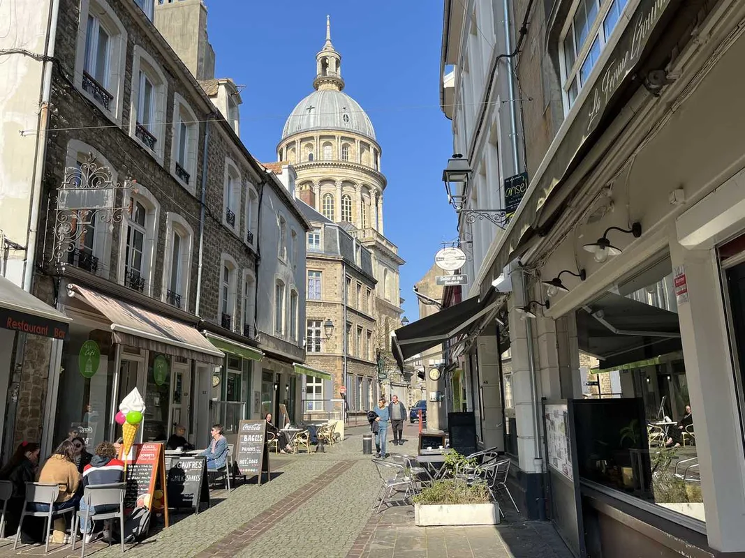 Tản bộ giữa hai thị trấn ven biển Montreuil-sur-Mer và Boulogne, Pháp