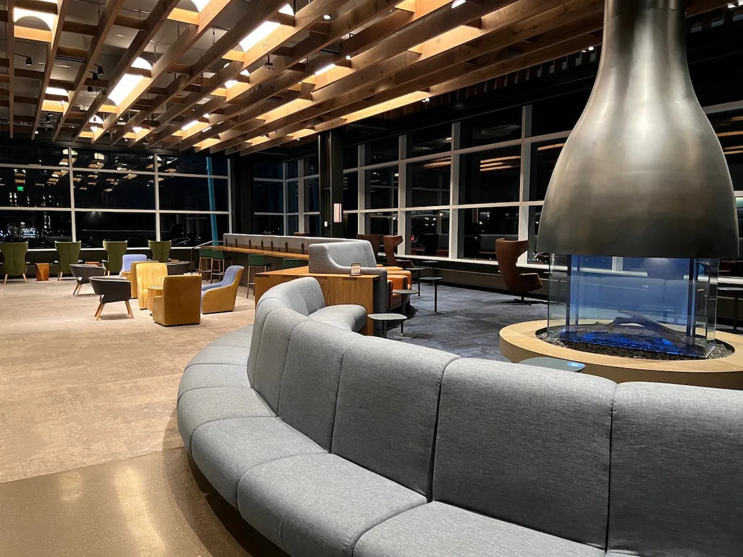 Thẻ Atmos Rewards Summit Visa: Thẻ Hàng Không Hấp Dẫn Nhất?