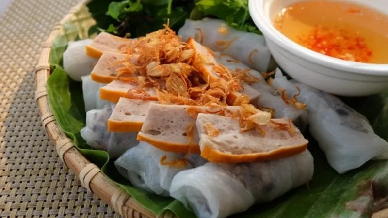 Thưởng Thức Bánh Cuốn Sài Gòn: Bí Quyết Ăn Sáng Như Người Địa Phương