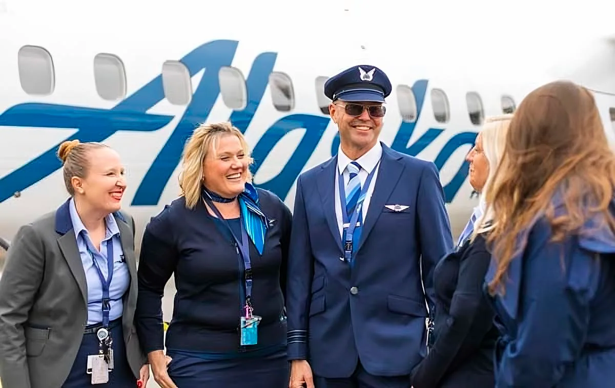 Tiếp Viên Hàng Không Alaska Airlines Khẳng Định Quan Điểm Chính Trị Bằng Pin 'ICE OUT'