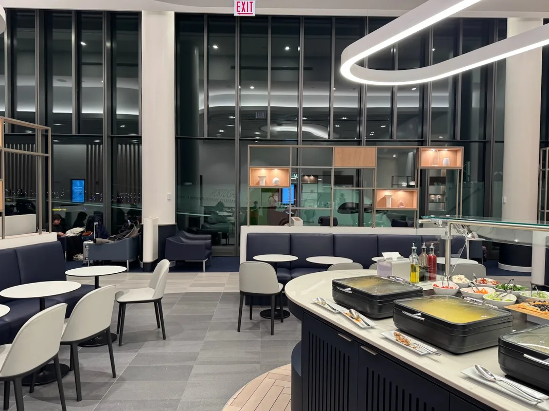 Trải Nghiệm Air France Lounge tại Chicago: Thoải Mái và Đầy Đủ Bữa Tiệc