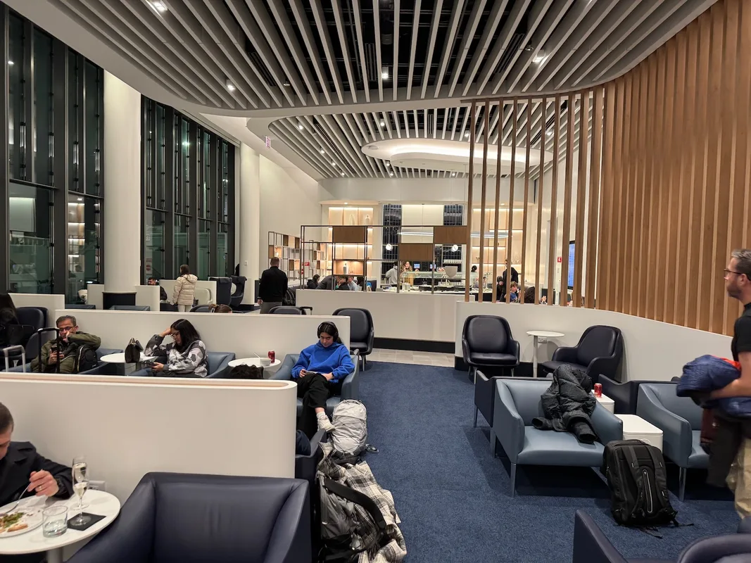 Trải Nghiệm Air France Lounge tại Chicago: Thoải Mái và Đầy Đủ Bữa Tiệc