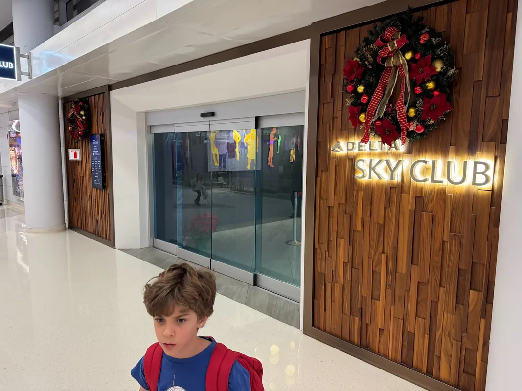 Trải Nghiệm Air France Lounge tại Chicago: Thoải Mái và Đầy Đủ Bữa Tiệc