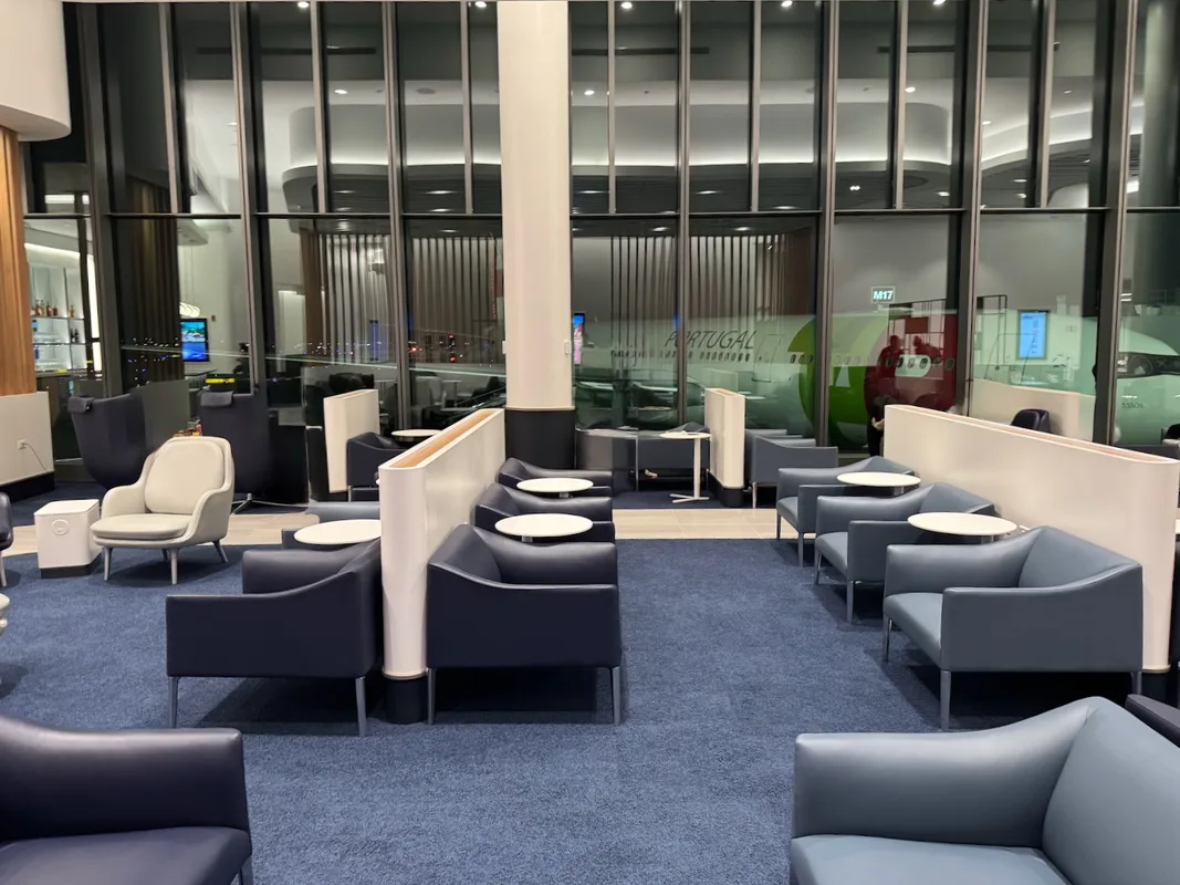 Trải Nghiệm Air France Lounge tại Chicago: Thoải Mái và Đầy Đủ Bữa Tiệc