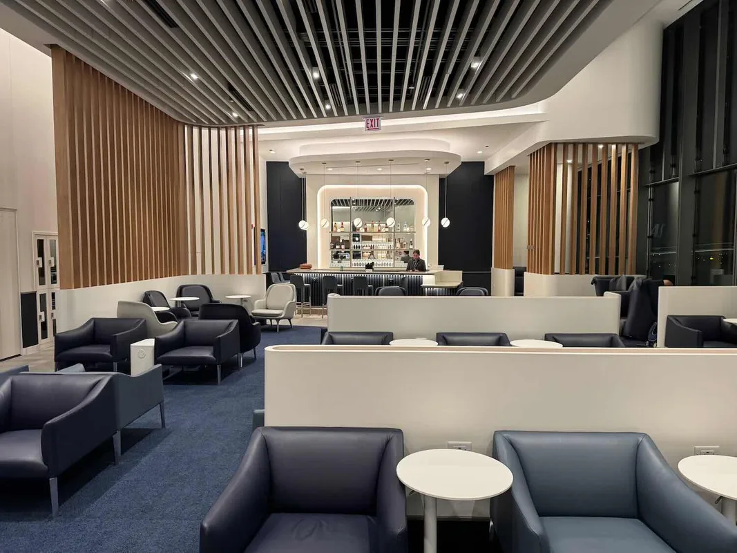 Trải Nghiệm Air France Lounge tại Chicago: Thoải Mái và Đầy Đủ Bữa Tiệc