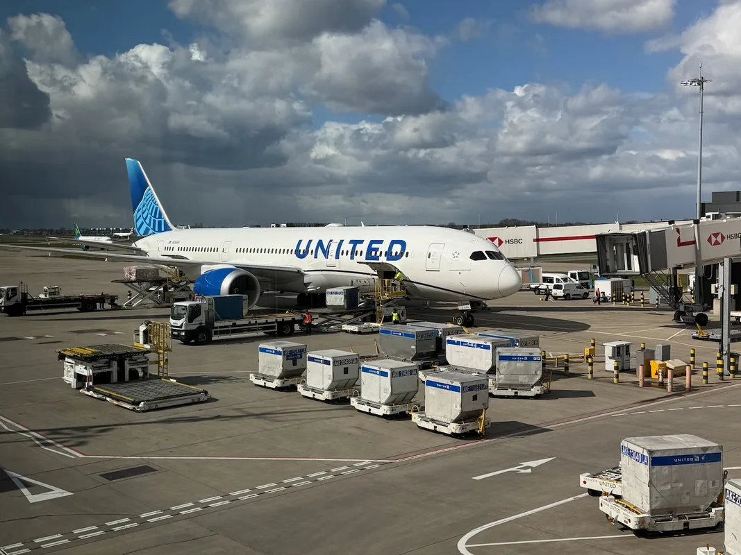 Trải Nghiệm Bay 10.5 Giờ Trên United Airlines: Hành Trình Đến London