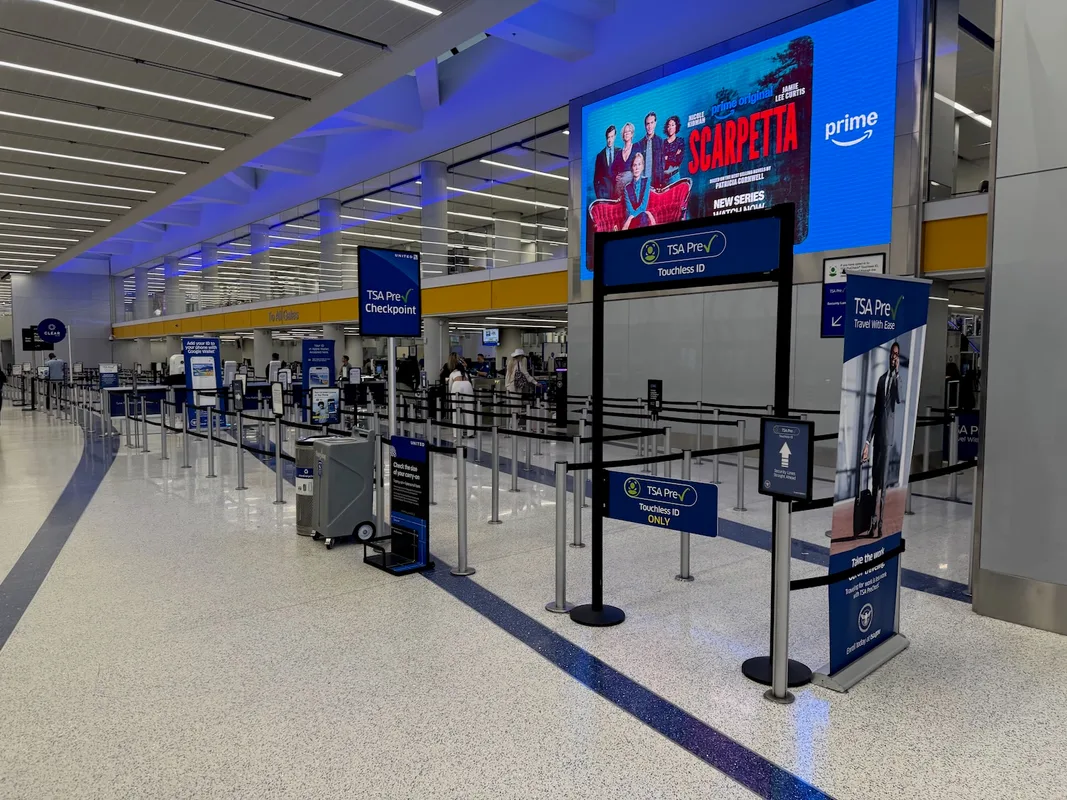 Trải Nghiệm Bay 10.5 Giờ Trên United Airlines: Hành Trình Đến London