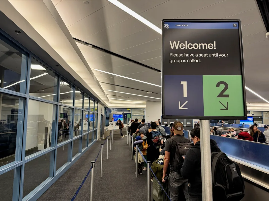 Trải Nghiệm Bay 10.5 Giờ Trên United Airlines: Hành Trình Đến London