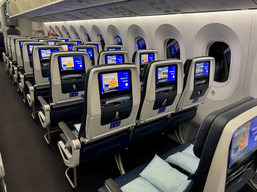 Trải Nghiệm Bay 10.5 Giờ Trên United Airlines: Hành Trình Đến London
