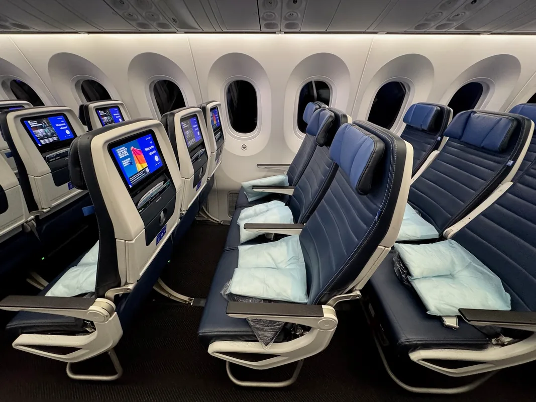 Trải Nghiệm Bay 10.5 Giờ Trên United Airlines: Hành Trình Đến London