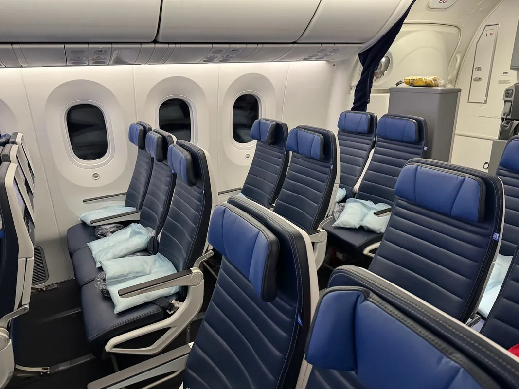 Trải Nghiệm Bay 10.5 Giờ Trên United Airlines: Hành Trình Đến London